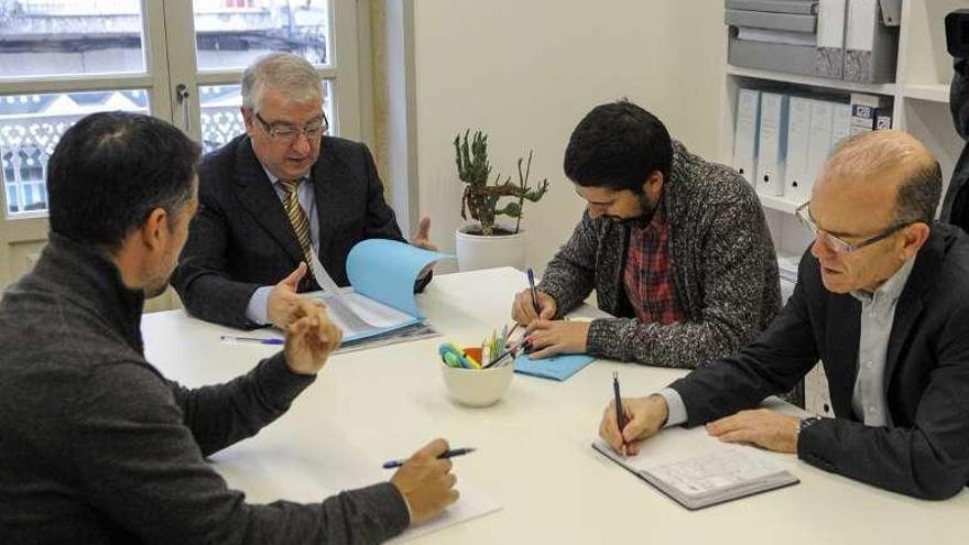 Cudeiro (centro) con representantes de la oposición. // Brais Lorenzo