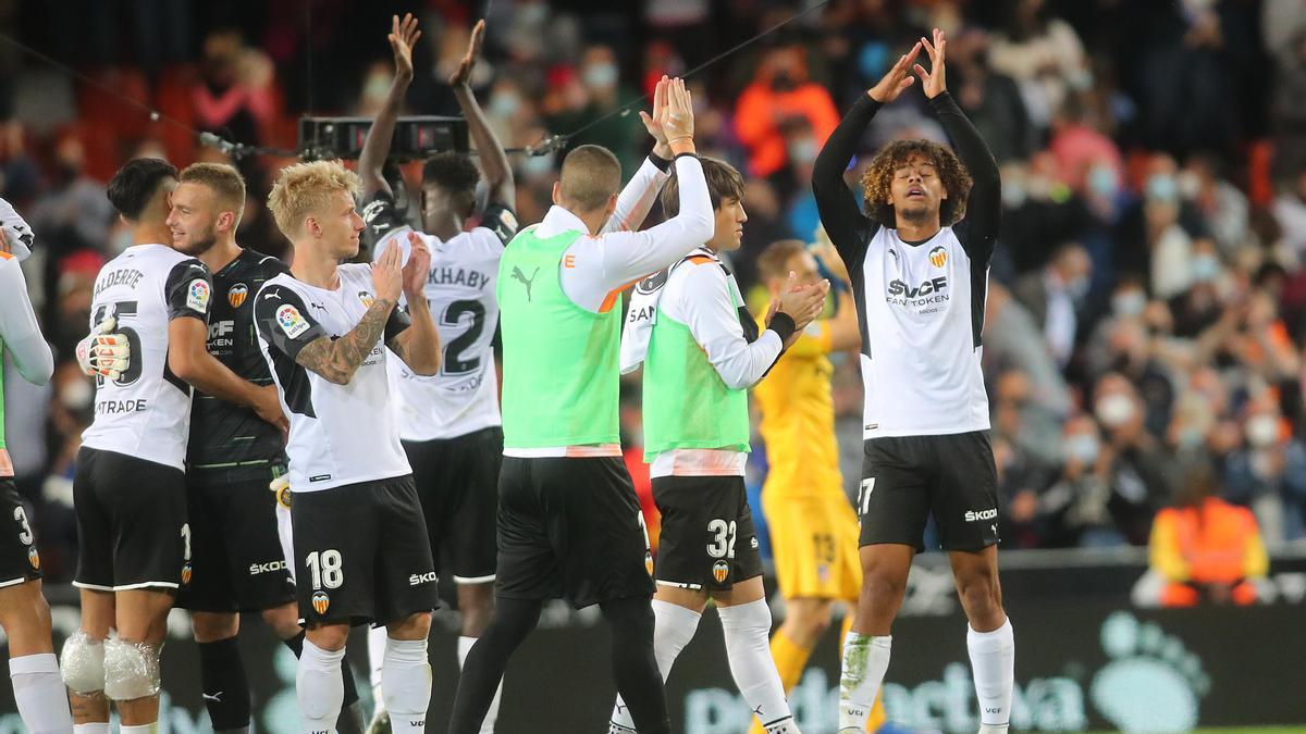 El equipo aplaudió a Mestalla tras el final del encuentro ante el Atlético