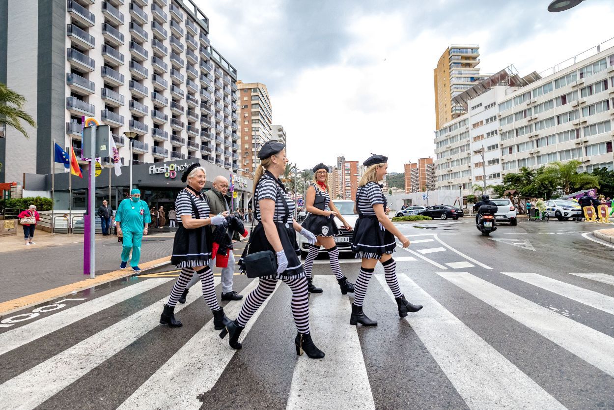 Los británicos desafían a la lluvia y celebran su "Fancy Dress Party" en Benidorm