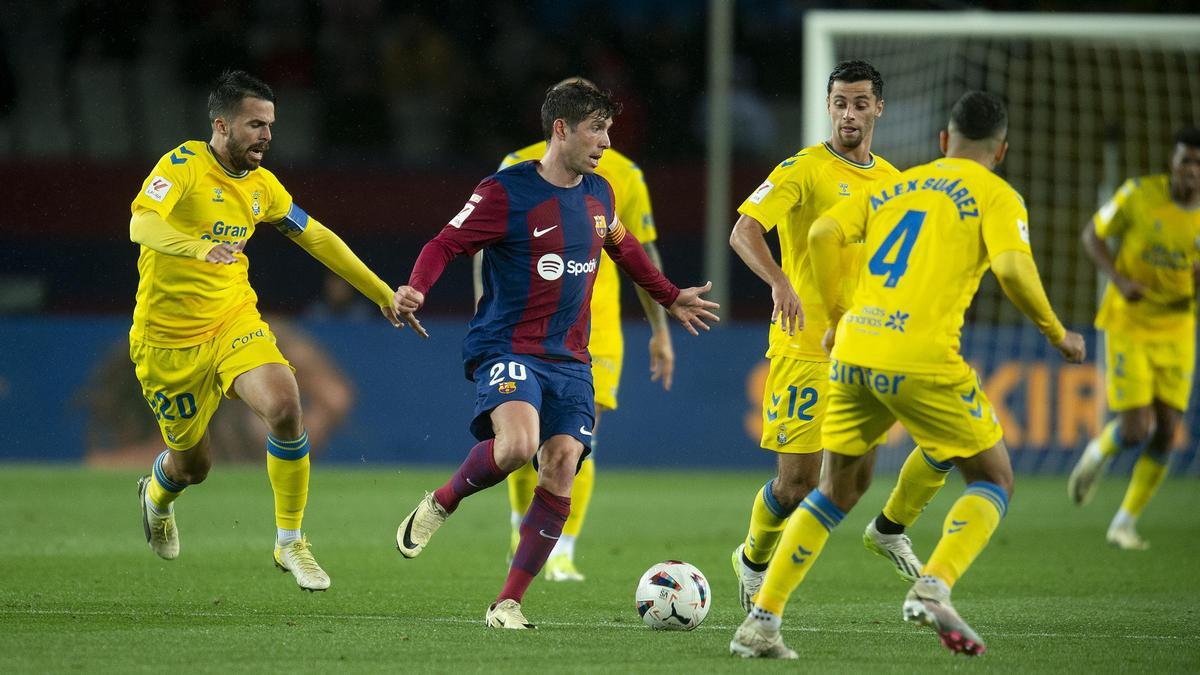 Sergi Roberto entre rivales durante el partido de liga contra la UD Las Palmas en Montjuic.
