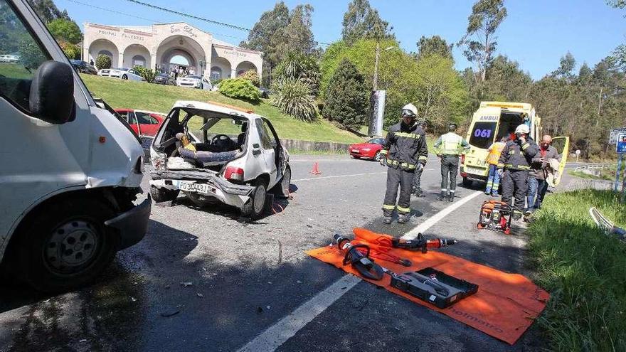 Efectivos médicos y de emergencias junto a la furgoneta y el turismo implicados. // Bernabé/Cris M.V.