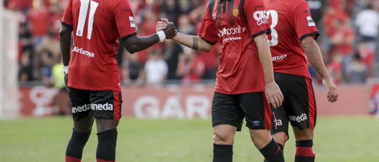 Lago Junior y Damià Sabater se felicitan tras el triunfo conseguido el sábado ante la Peña Deportiva.