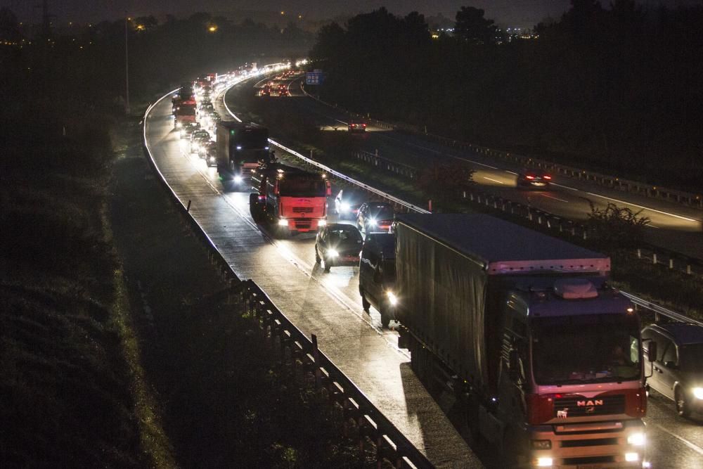 Atasco por un accidente en la autopista "Y"