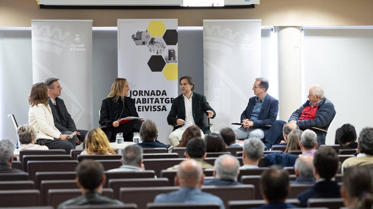 Todas las imágenes de las jornadas sobre viviendas en el Consell