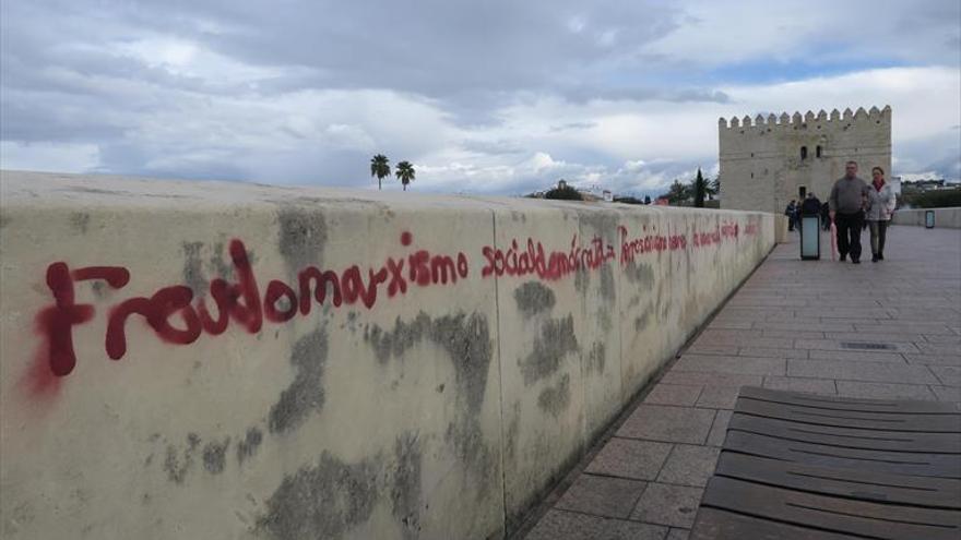 Aparecen varias pintadas vandálicas en el Puente Romano y la Calahorra