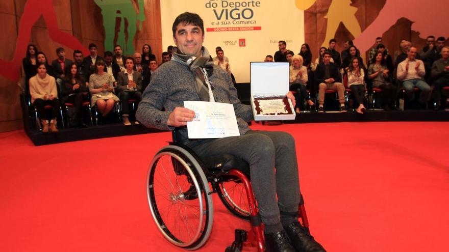 Simón González recibe una distinción durante la última gala del deporte de Vigo y su comarca.