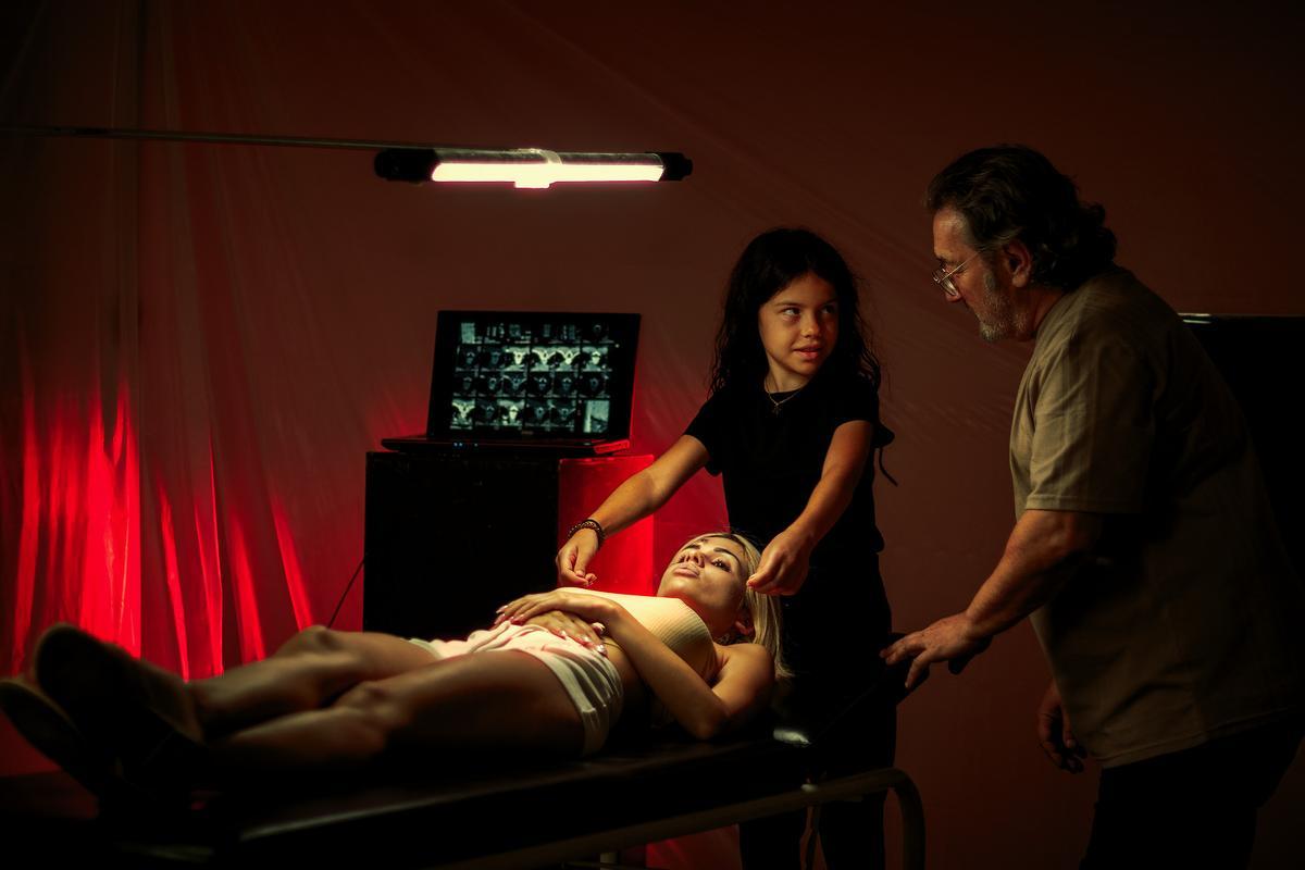 La actriz Nora Martín junto al director Fernando Corta, durante el rodaje.