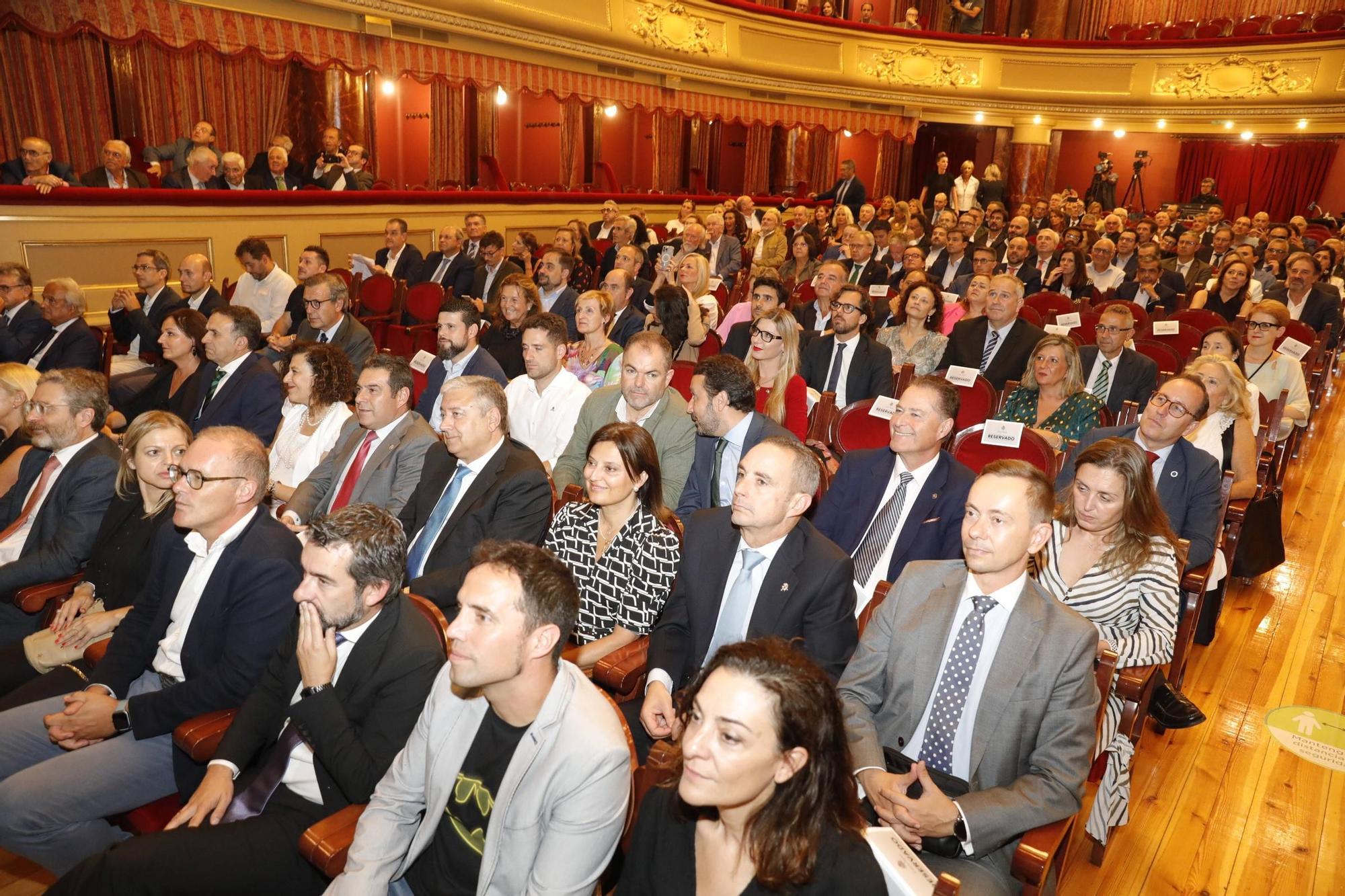 Entrega del premio "Familia Empresaria" a la familia Cosmen Menéndez-Castañedo