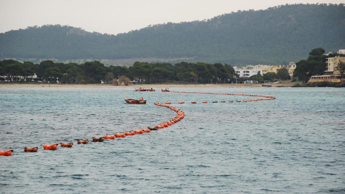 Tendido del cable submarino con la ayuda de flotadores en la bahía de Santa Ponça en Mallorca, en una imagen de archivo.