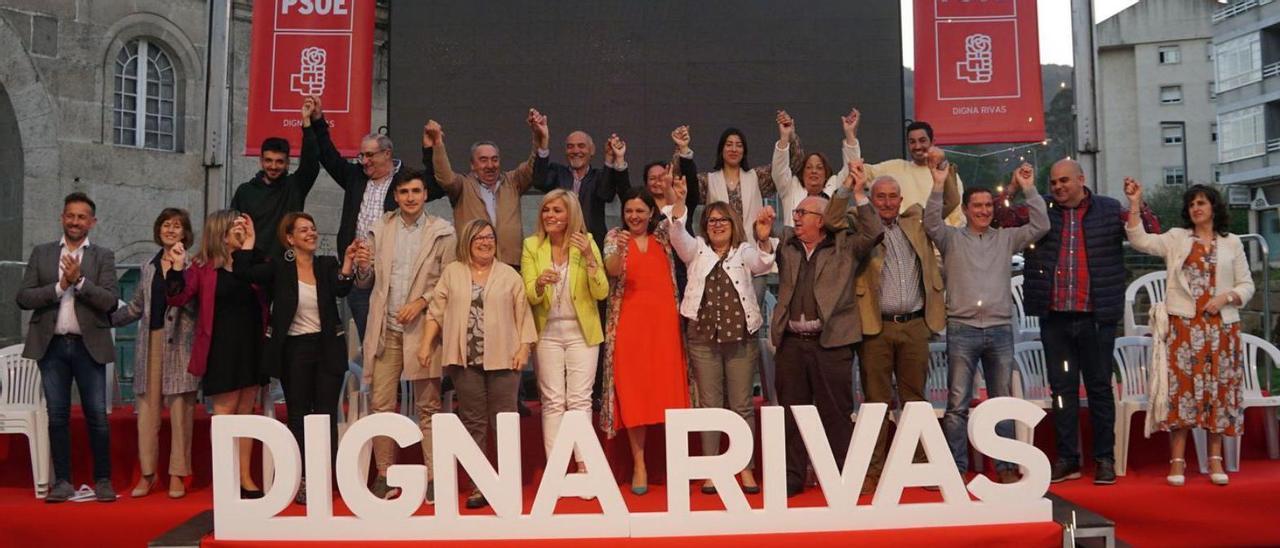 Presentación de la candidatura del PSOE liderada por Digna Rivas, ayer, en la Praza de Ponteareas.  // FdV