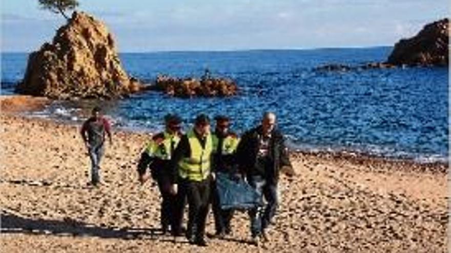 Moment de l&#039;aixecament del càdaver, diumenge a Tossa de Mar.