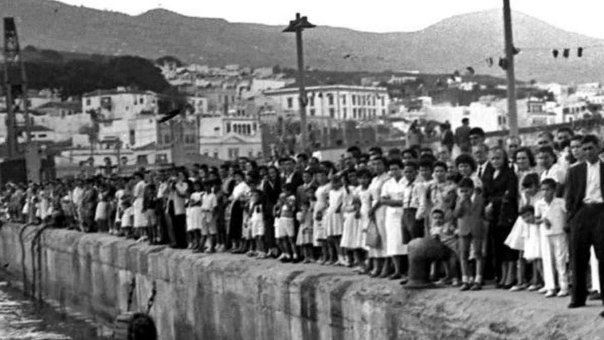 Vecinos de Santa Cruz de La Palma en el puerto de la capital palmera durante 
las fiestas del Carmen del año 1960. 