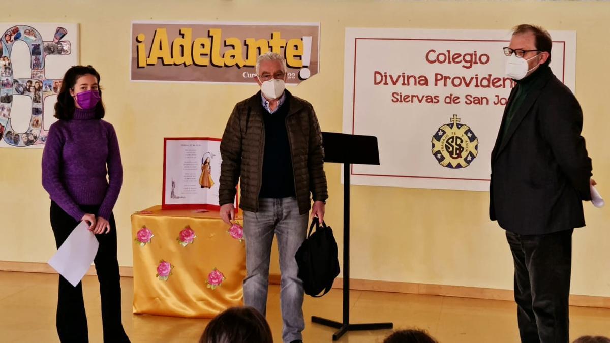 Entrega del premio de poesía religiosa en el colegio Divina Providencia