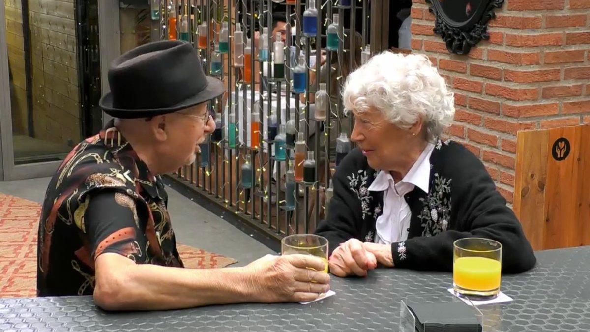 Giuseppe y Betty en la barra del restaurante de 'First Dates'