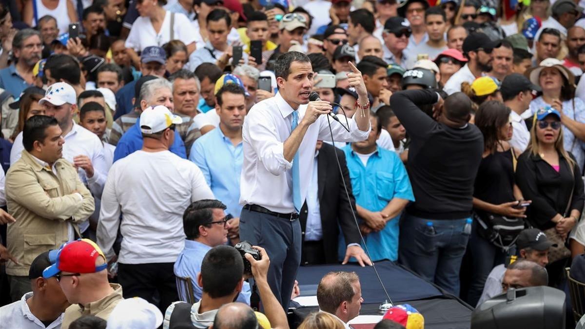 El líder opositor venezolano Juan Guaidó habla ante cientos de simpatizantes, este martes en Caracas.