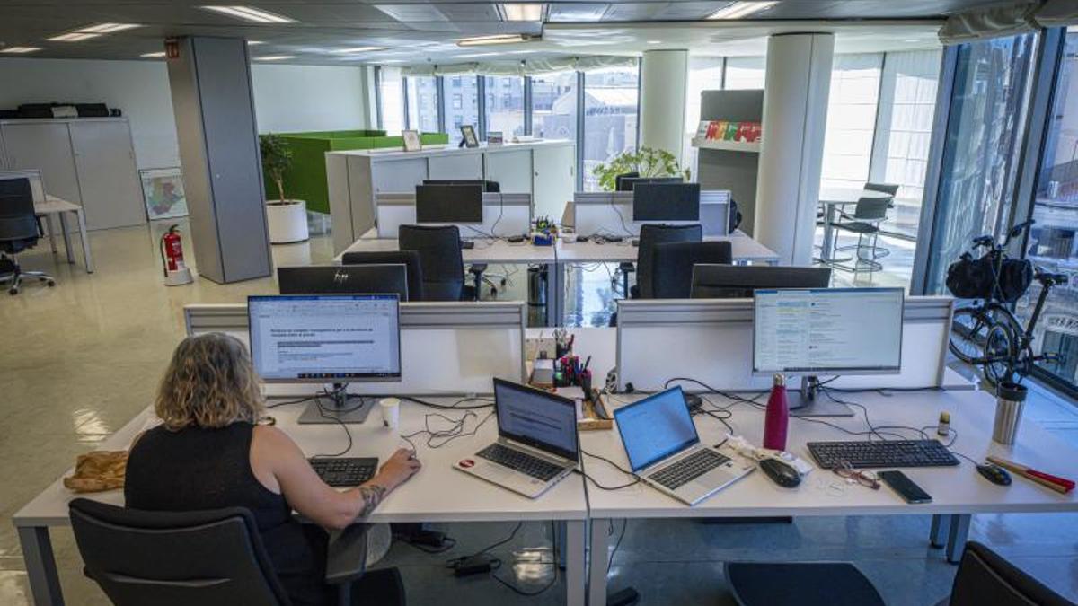 Una trabajadora en la oficina