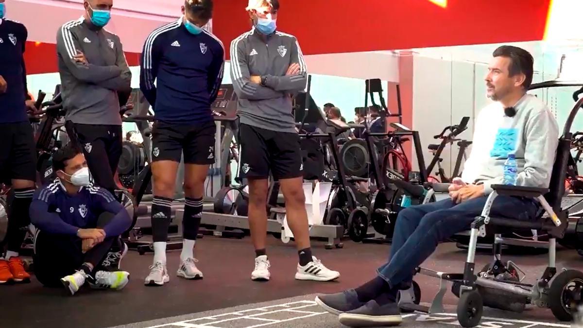 Unzué durante la charla ante la atenta mirada de los futbolistas del Osasuna.