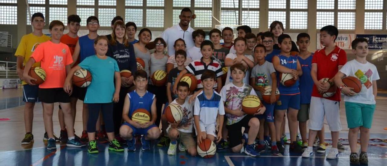 Leandro Sousa de Lima organizó un multitudinario entrenamiento de Streetball en el pabellón de Muro.