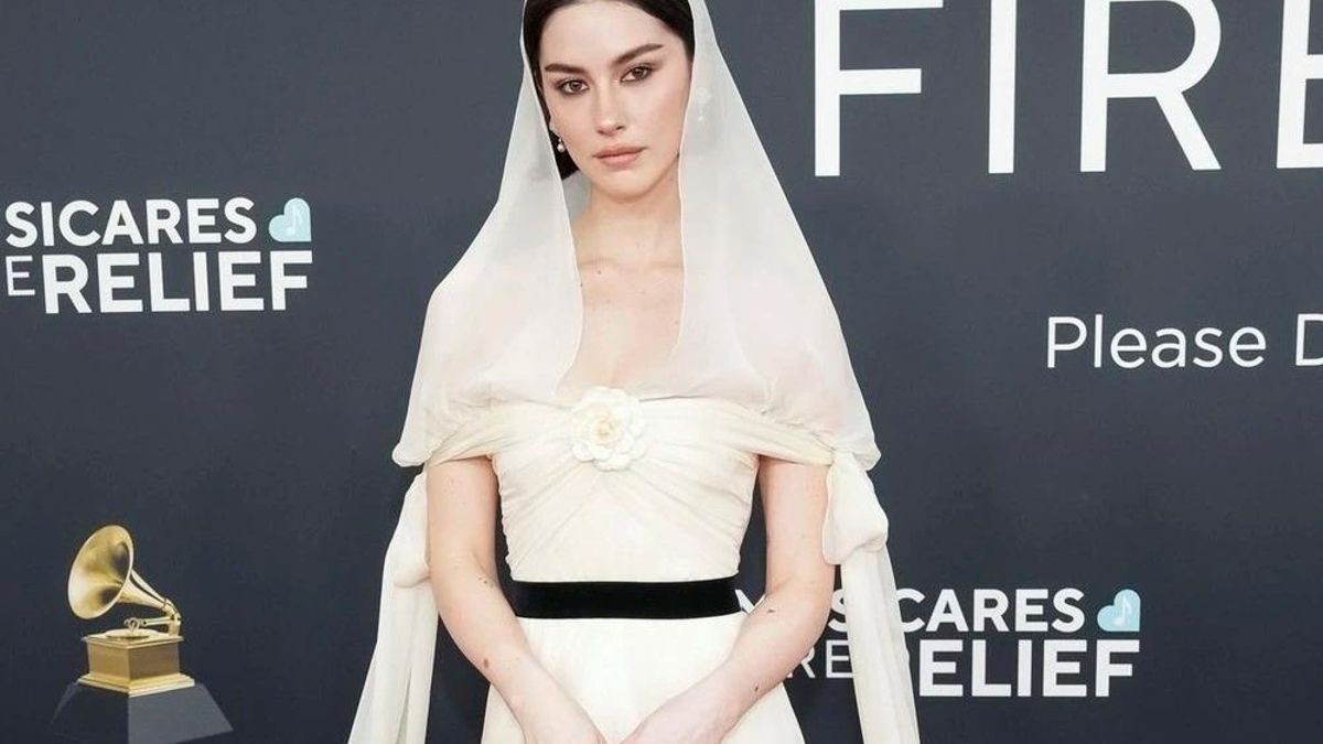 La artista Gracie Abrams en los Grammy 2025