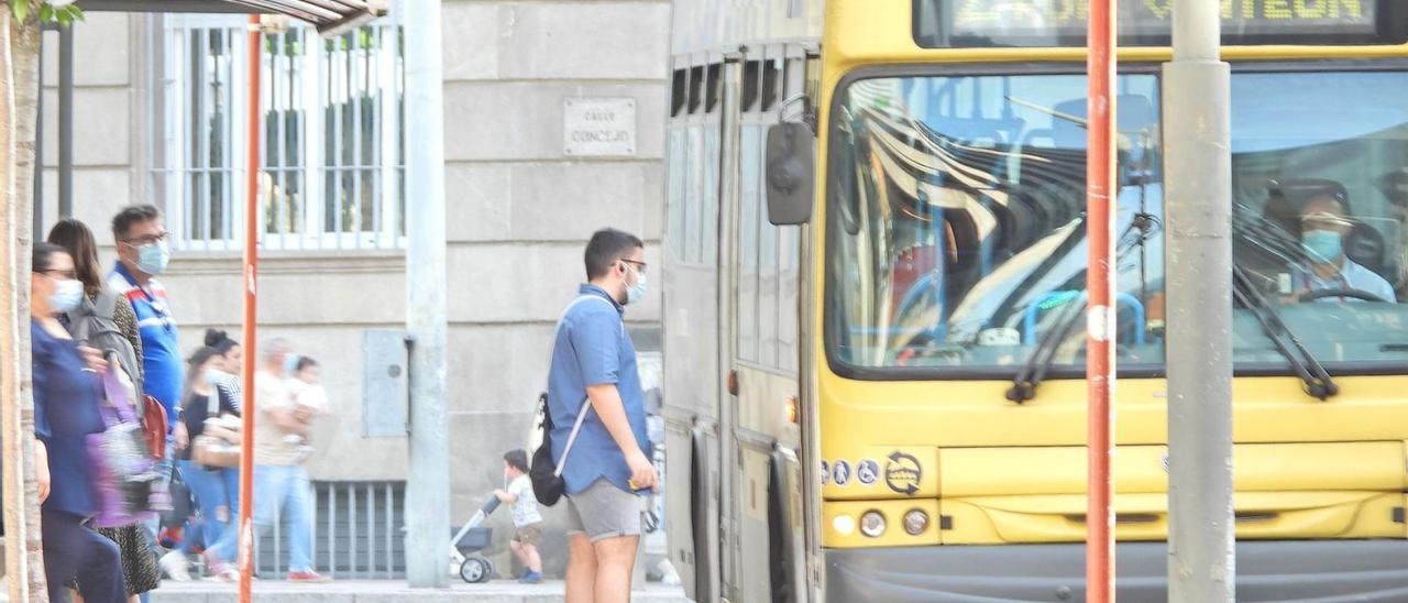 Usuarios del servicio del bus que funcinoa ya con toda normalidad.. |   //  FERNANDO CASANOVA