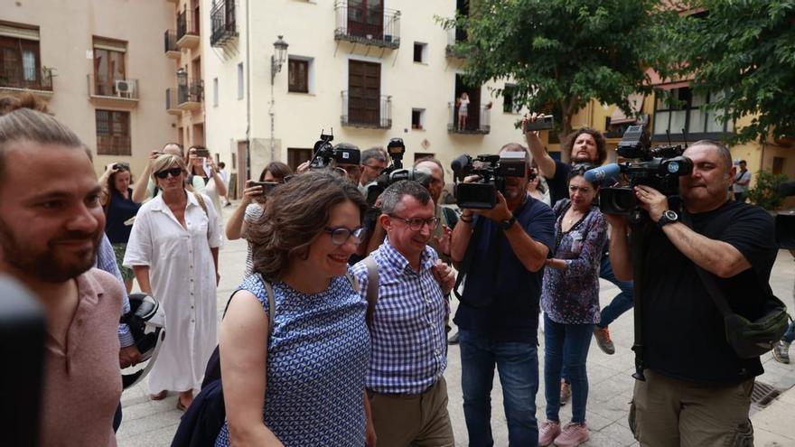 Oltra entrega el escrito de renuncia a su escaño en las Cortes valencianas