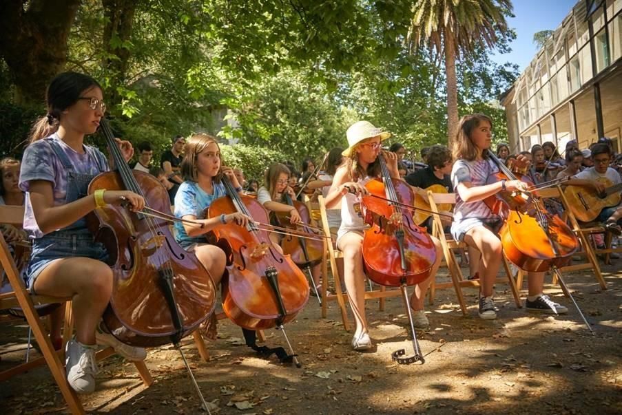 El campamento musical arranca con un encuentro con el exótico instrumento asiático