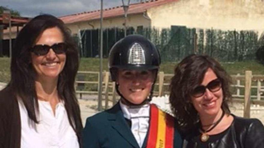 Alba Abollo, recibiendo el trofeo de campeona de España.