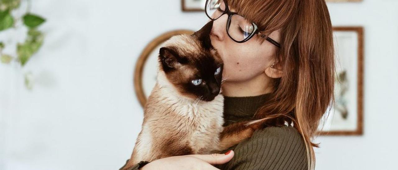 Laura Agustí con su gato Oye, coprotagonista de su libro.   | // LA OPINIÓN