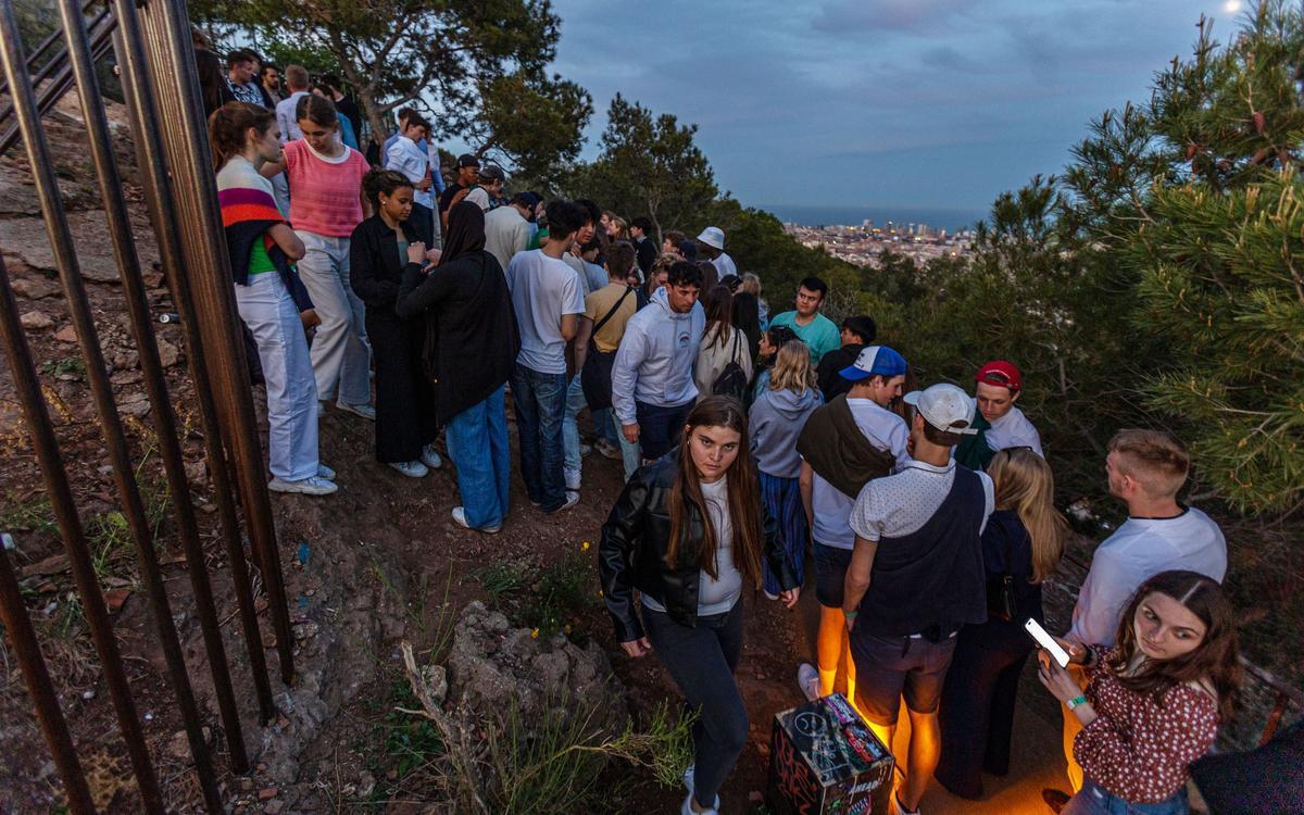 Turistas se acumulan en el exterior de las vallas que rodean los búnkers del Carmel de Barcelona