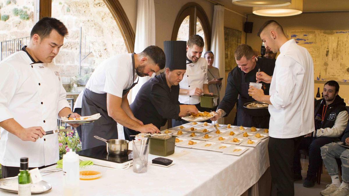 Los cocineros mostraron las posibilidades del fesol de Beseit a los estudiantes.