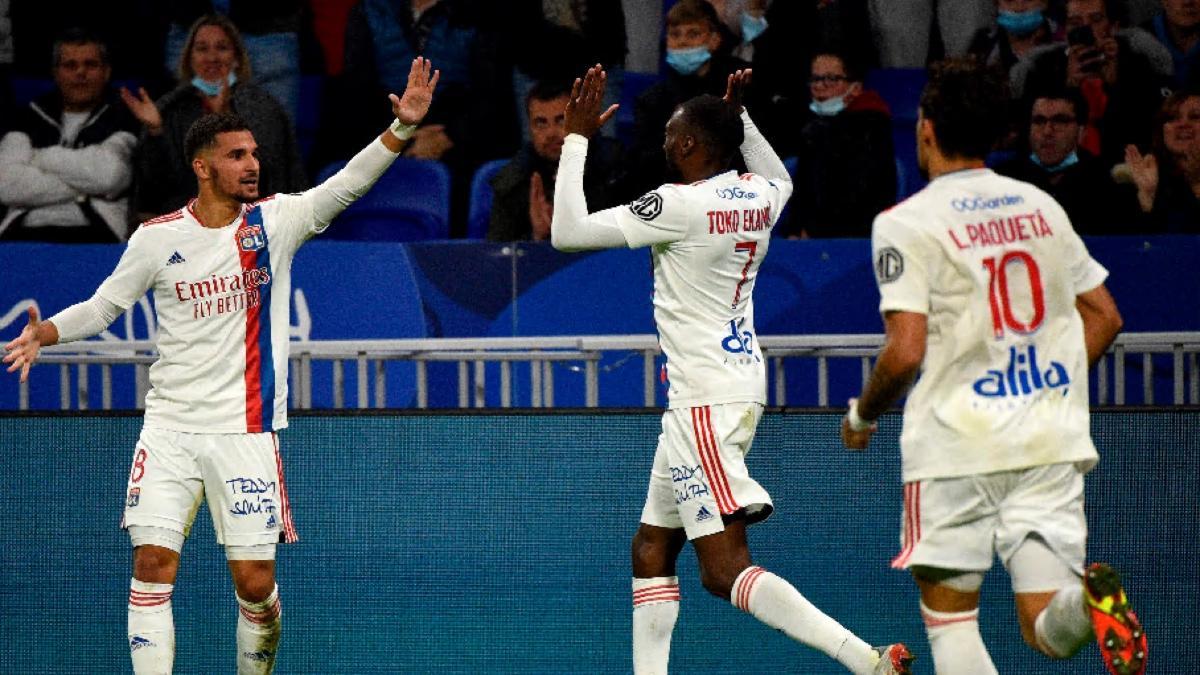 Los jugadores del Lyon celebrando un tanto