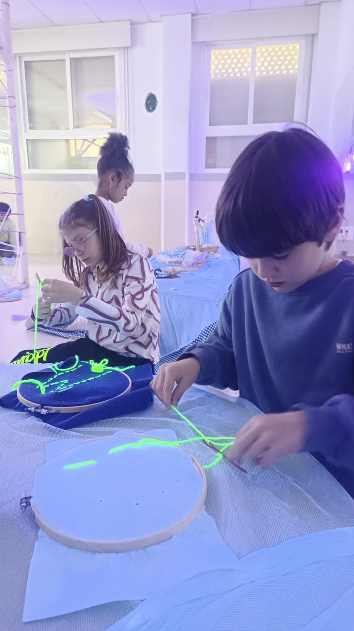 A rapazada do Paraixal este luns cos seus bordados polo 8 de Marzo.