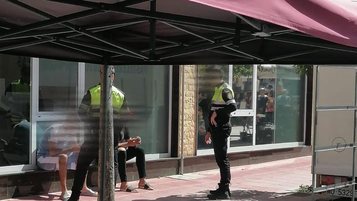 Agentes de la Policía Local de Molina de Segura, en una reciente actuación con dos presuntos carteristas.