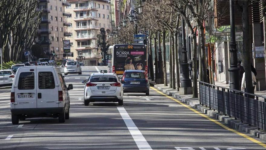 El nuevo carril bus de Toreno, en la parte derecha de la calle.