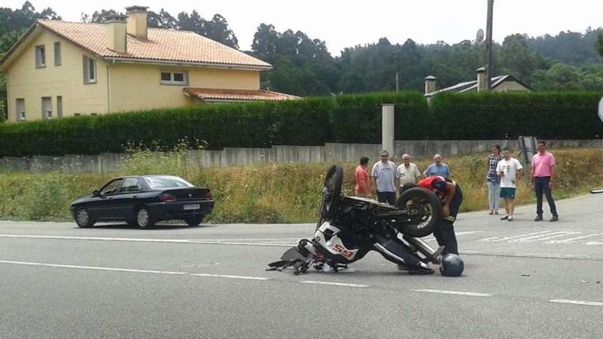 Emerxencias de A Estrada marca sobre el asfalto cómo quedó la moto para poder retirarla.//Bernabé / Luismy