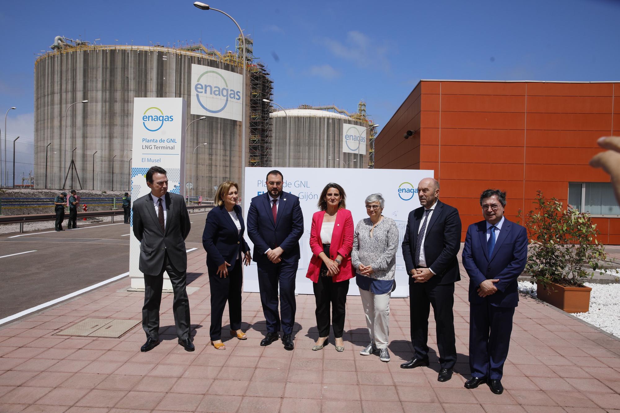 Teresa Ribera visita la planta regasificadora de El Musel