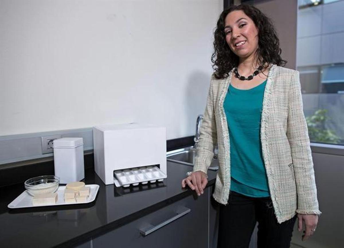 La joven emprendedora argentina Analía Blanco posa junto a la "Fábrica de Jabón".