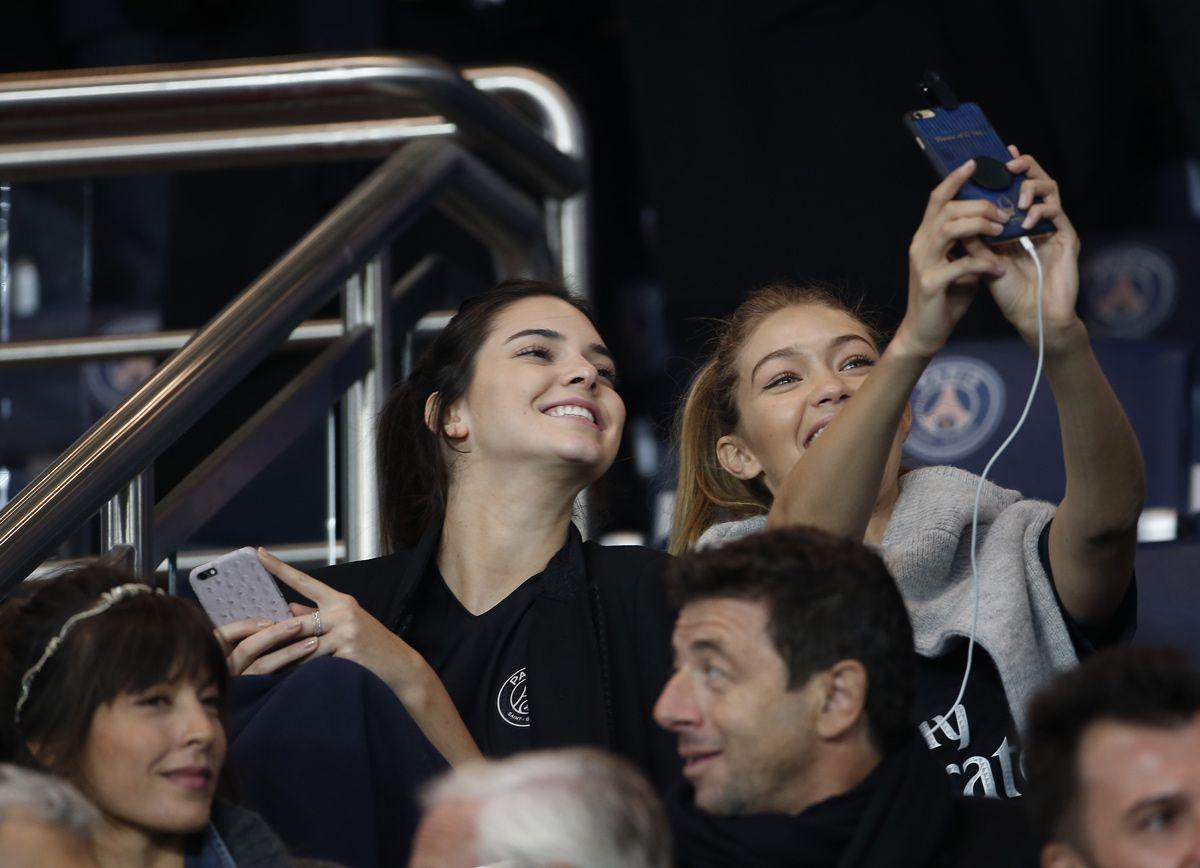 Gigi Hadid y Kendall Jenner animan al PSG en París