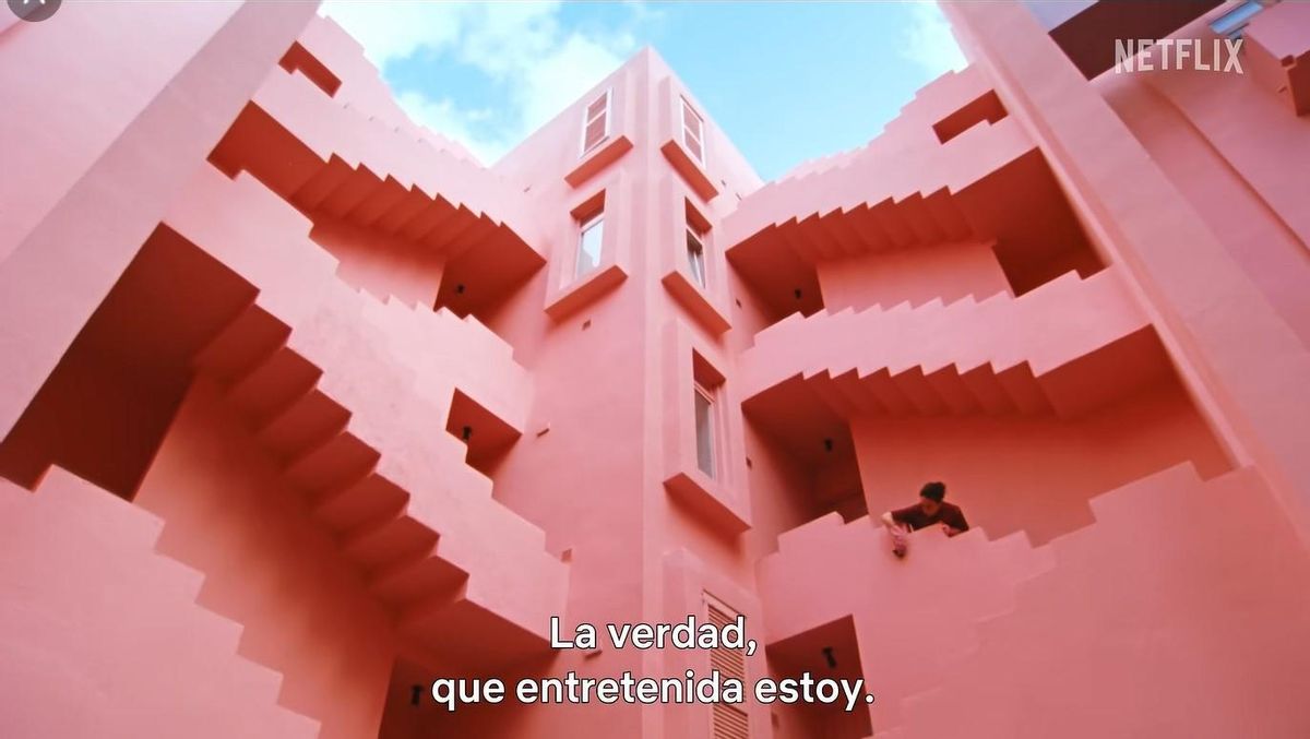 Una de las imágenes de la Muralla Roja de Calp en el vídeo del aniversario de Netflix.