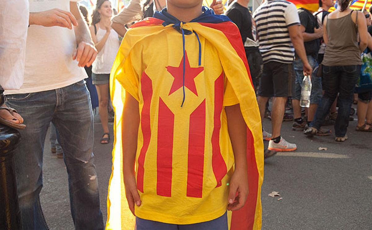 Los manifestantes han acudido a la manifestación con camisetas de todo tipo con mensajes a favor de la independencia