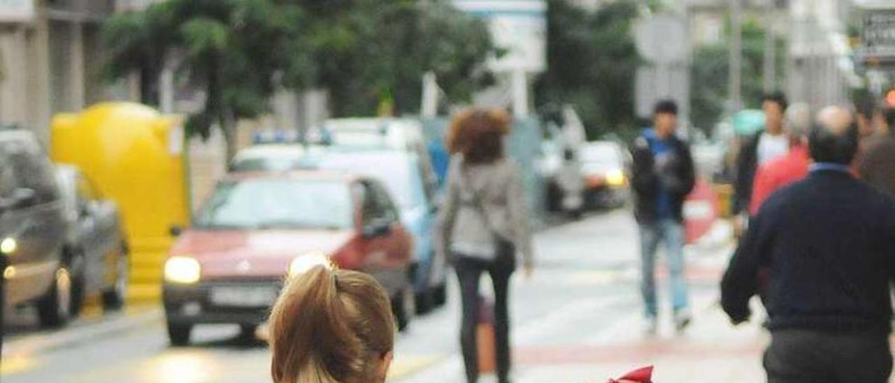 Dos niñas se dirigen al colegio por una calle de Pontevedra. // G.S.