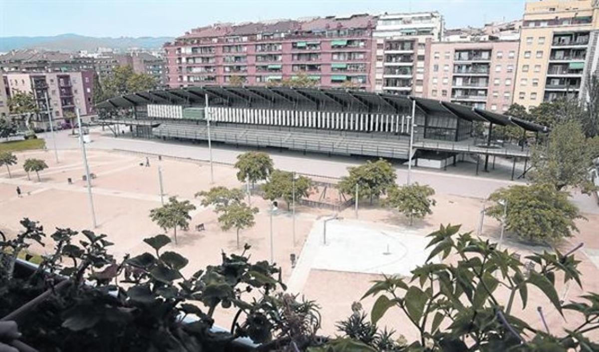 Edifici de l’antic Canòdrom Meridiana i les velles pistes convertides ara en plaça. Al voltant s’hi construiran una desena d’equipaments consensuats entre els veïns i el Districte. Edifici de l’antic Canòdrom Meridiana i les velles pistes convertides ara en plaça. Al voltant s’hi construiran una desena d’equipaments consensuats entre els veïns i el Districte.