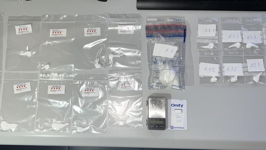 La vintena d'embolcalls de cocaïna localitzats en els escorcolls