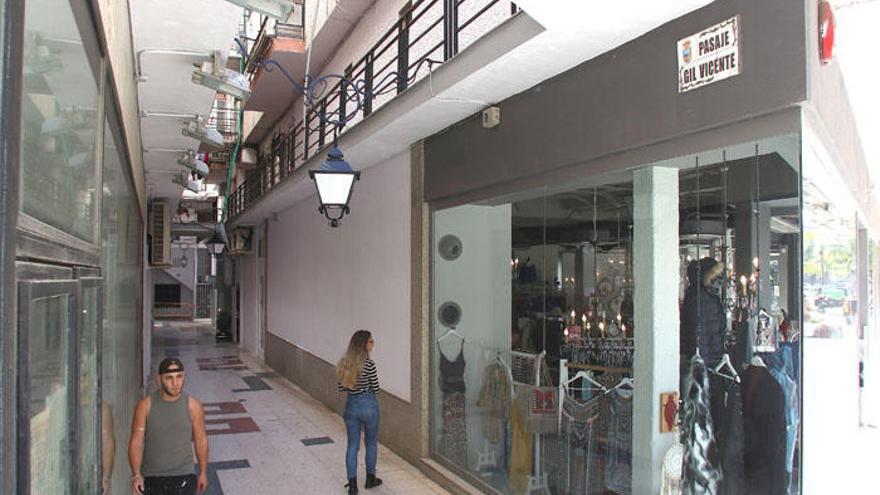 Una joven contempla un escaparate en el pasaje Gil Vicente, antiguo Pasaje Begoña.