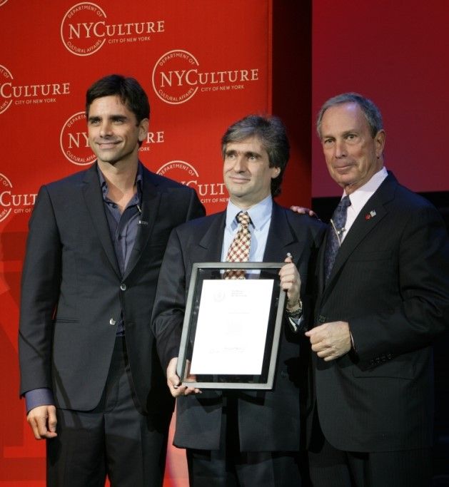 Ángel Gil Orrios (centro), junto al entonces alcalde de Nueva York, Michael Bloomberg (derecha)..