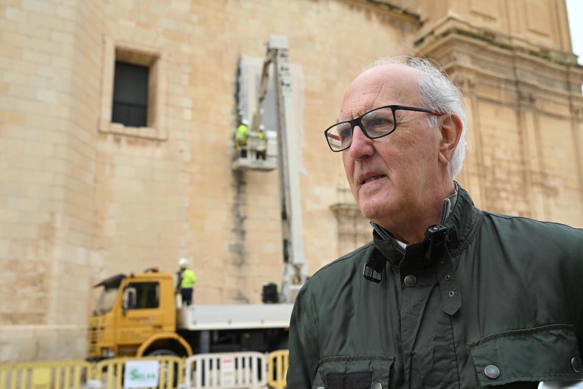 Francisco Rodríguez Trives, explicando los trabajos junto a Santa María este miércoles.