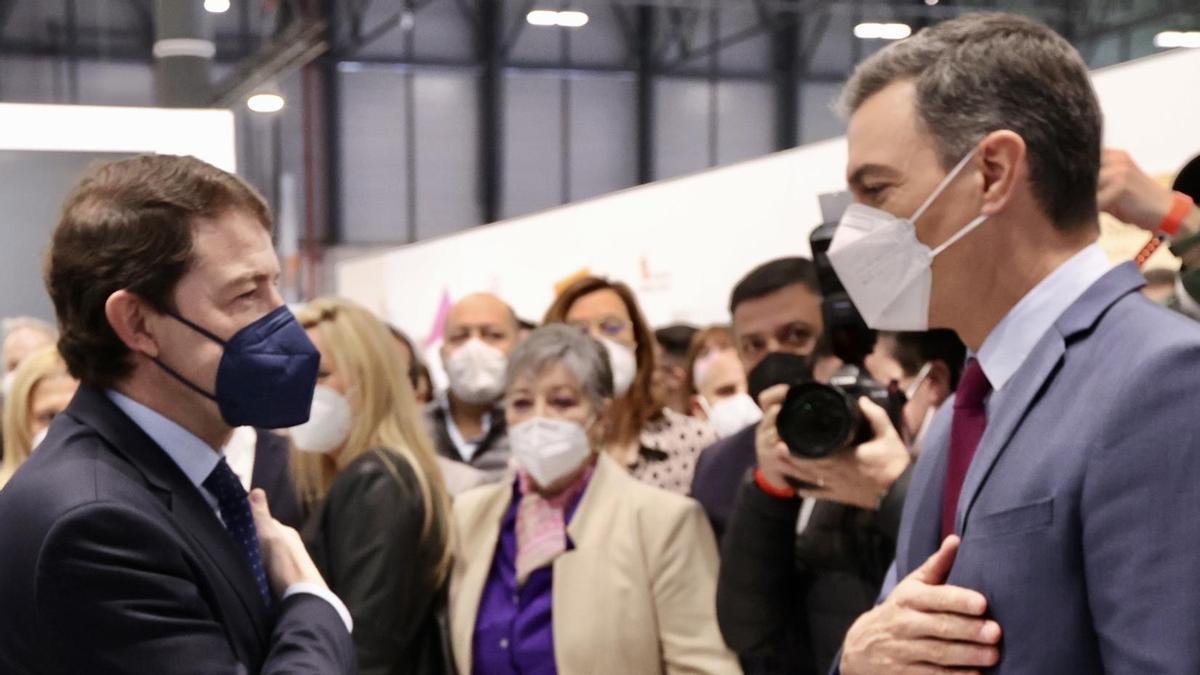 El presidente de la junta Alfonso Fernández Mañueco saluda al presidente del gobierno Pedro Sánchez a su llegada al Stand de castilla y león en Fitur