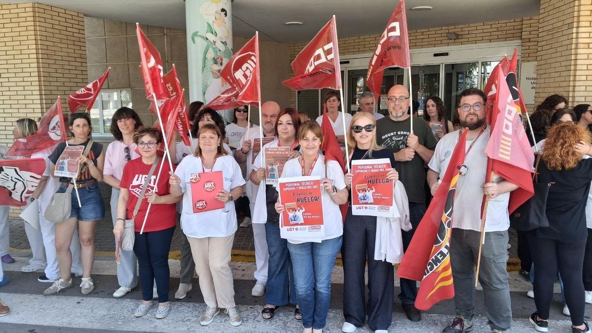 Concentración ante el Hospital General de Castellón este lunes.