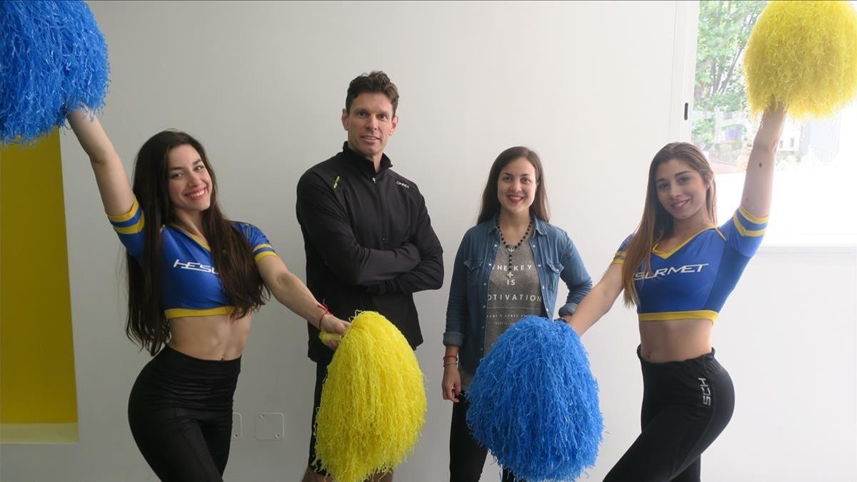Naiara Gaitani y Anabella Crosetti, integrantes de Las Boquitas, su instructor Martin Heredia y su productora Rocio Martin.