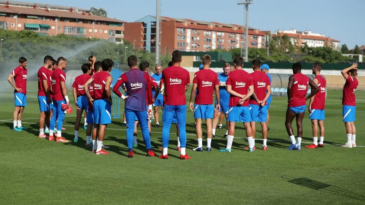 Los jugadores del Barça y Ronald Koeman, antes de un entrenamiento de pretemporada